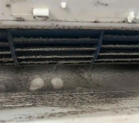 依安空调吹的风有股烧焦味是怎么回事